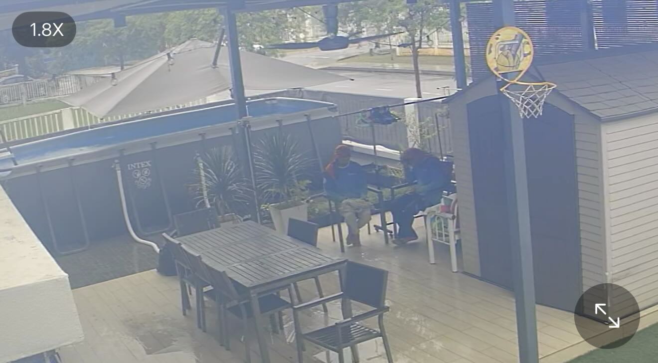 雨天让工人进屋避雨喝热咖啡 女子善心被赞：“真正人情味！”