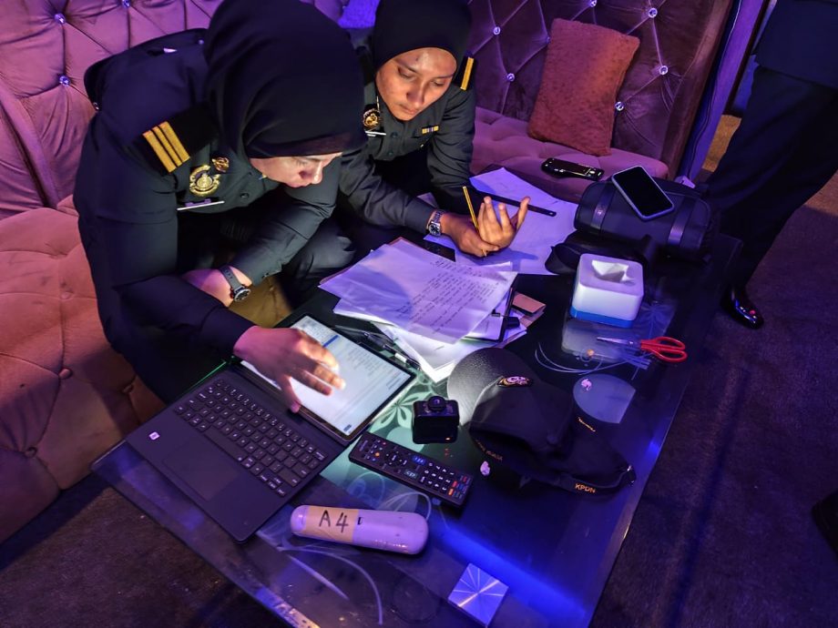 霹内贸局突击2娱乐场所 涉侵权起逾3万卡拉OK设备