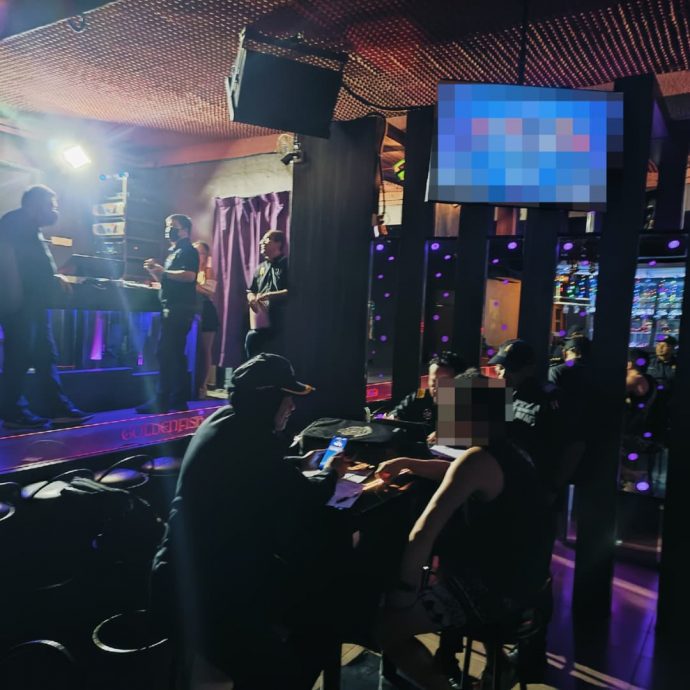 霹内贸局突击2娱乐场所 涉侵权起逾3万卡拉OK设备