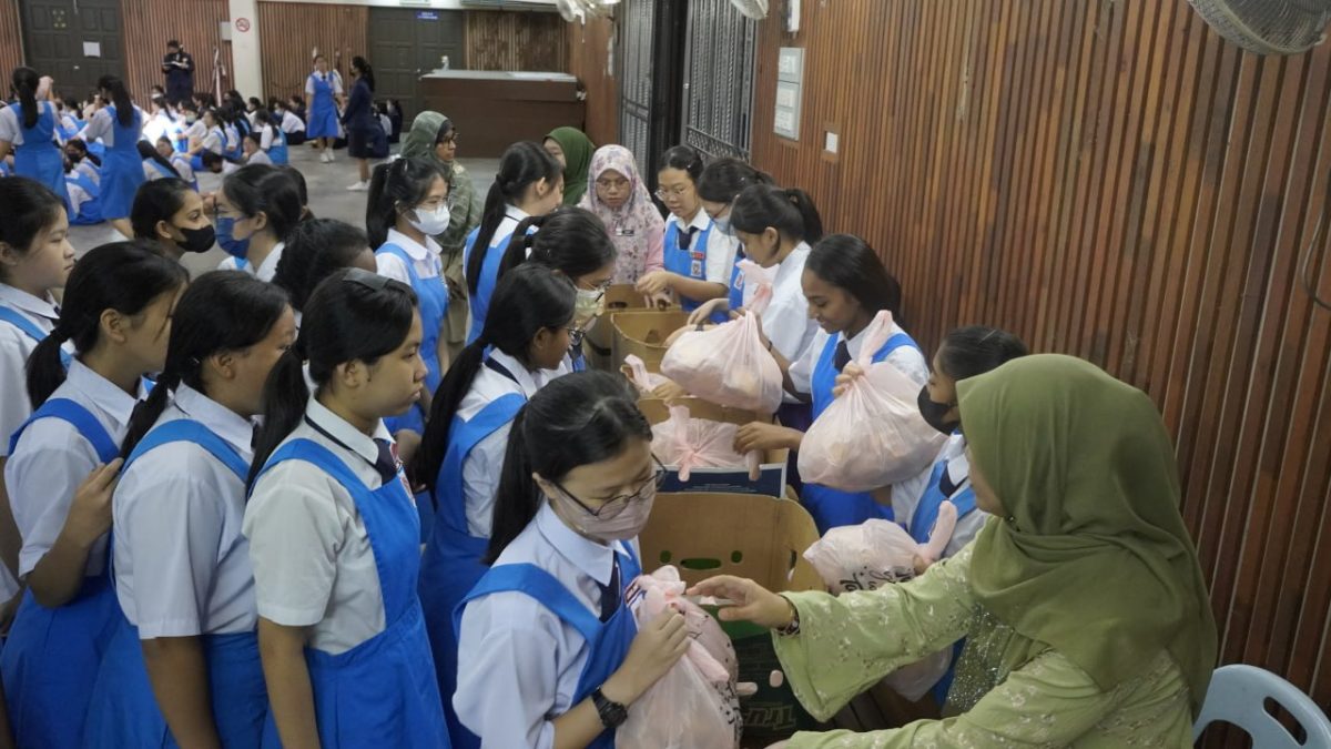 霹：主文∕学海学记|校园报道|霹雳女中开斋节庆典精彩   教师骑单车引瞩目  