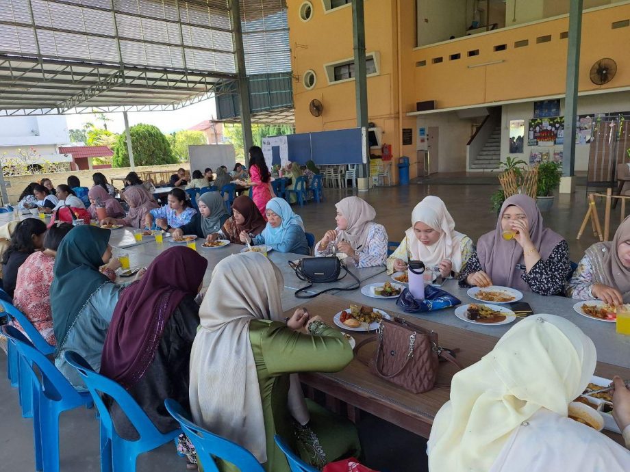 霹：主文∕学海学记|校园报道|霹雳女中开斋节庆典精彩   教师骑单车引瞩目  