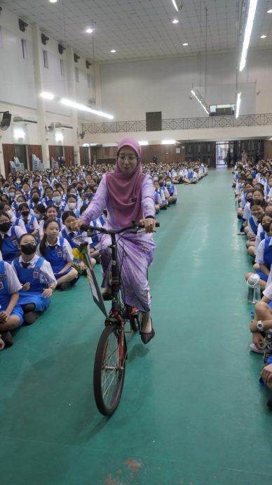 霹：主文∕学海学记|校园报道|霹雳女中开斋节庆典精彩   教师骑单车引瞩目  