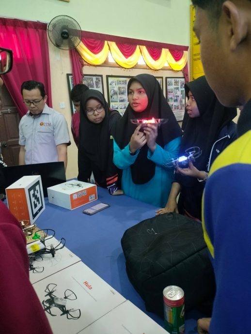 霹：学海学记|校园报道|曼绒科学展 多校学生观展