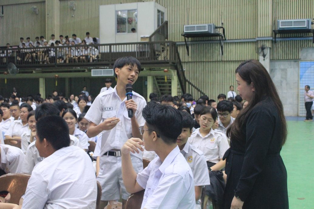 霹:学海学记|校园报道|父母听不懂我的话? 博爱帮到你!