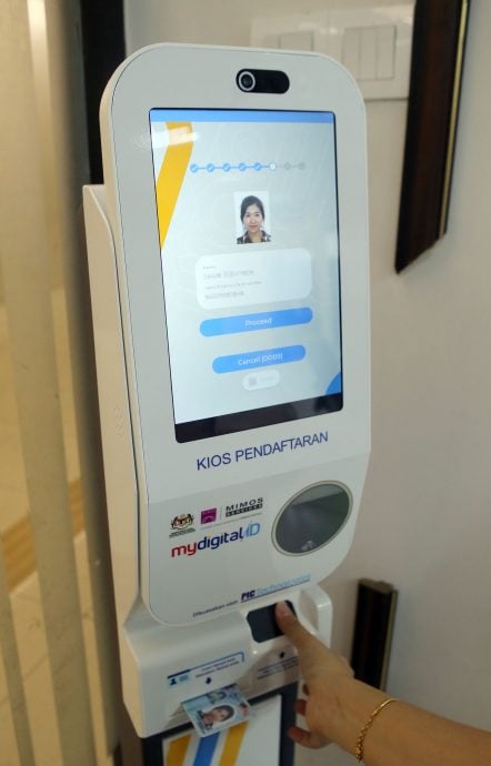 霹:封面主文∕汽油补贴将至晶片需完好无损 登记局换新卡人潮增