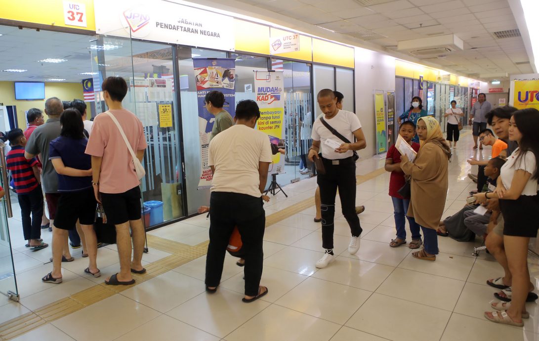 霹:封面主文∕汽油补贴将至晶片需完好无损 登记局换新卡人潮增