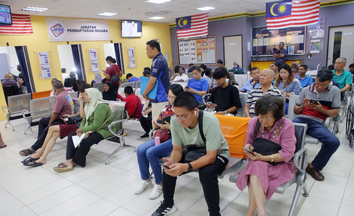 霹:封面主文∕汽油补贴将至晶片需完好无损 登记局换新卡人潮增