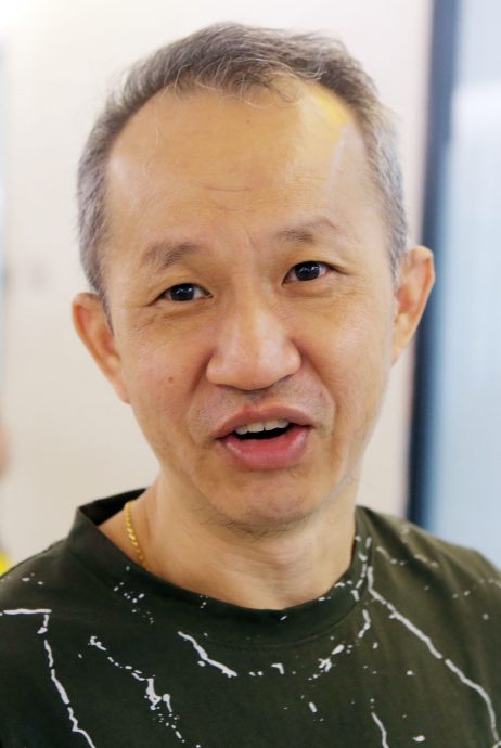 霹:封面主文∕汽油补贴将至晶片需完好无损 登记局换新卡人潮增