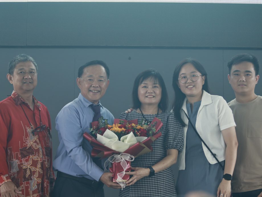 霹:这星期下∕学海学记|在南华华中执教28年 尤燕妮谢幕杏坛