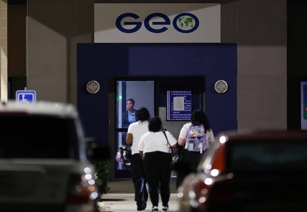 韩国政府:接回在美被拘留韩国人的包机推迟出发