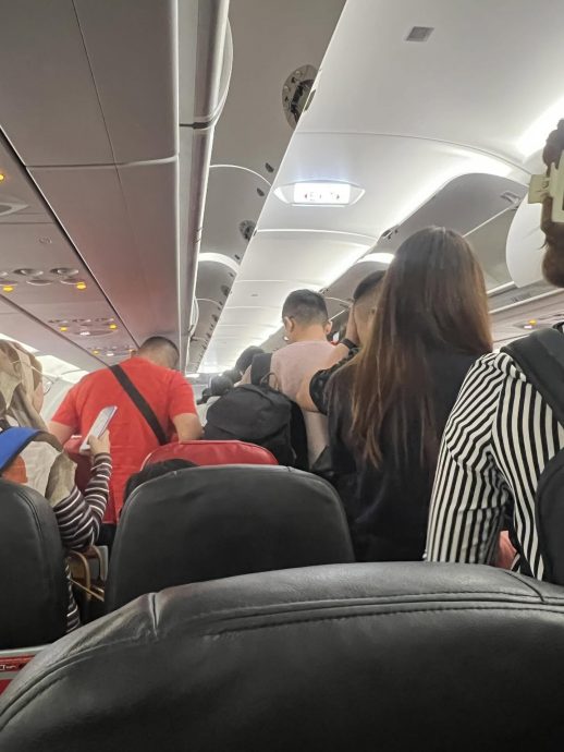 飞机甫落地就冲到出口？ 男子怒批廉航乱象引热议