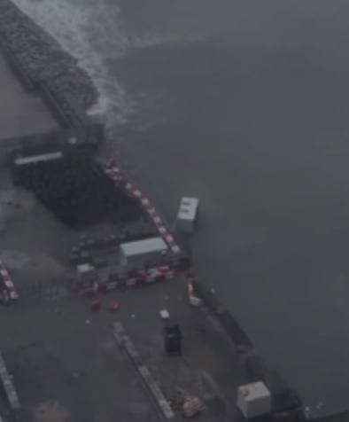 香港将军澳货柜被吹落海 居民恐有人被困报警