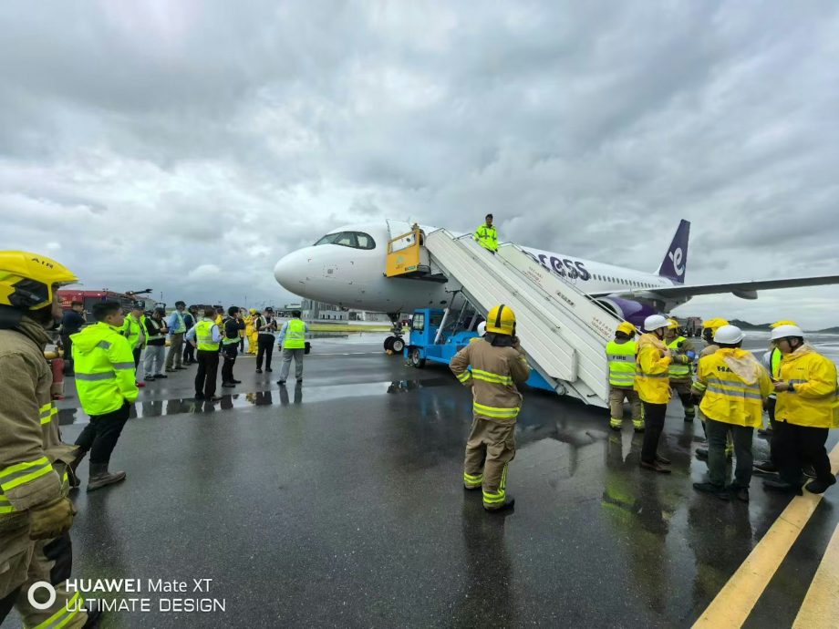 香港快运北京抵港航班降落时铲草坪撞指示牌 无人受伤