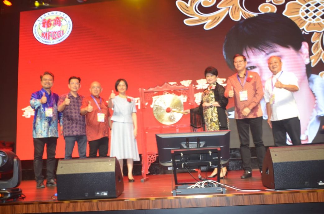 马来西亚总商会永久荣誉总会长刘梅英(右三)主持鸣锣仪式,左起为刘祥利、吴思亿和叶永萍, 右起为刘国景和刘国泉。(曾庆来摄)