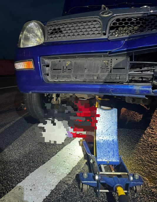 骑士卷入车底惨死 千斤顶撑起移出遗体