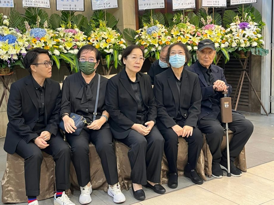 黎宣追思会台风下举行 古天乐张柏芝花牌悼念