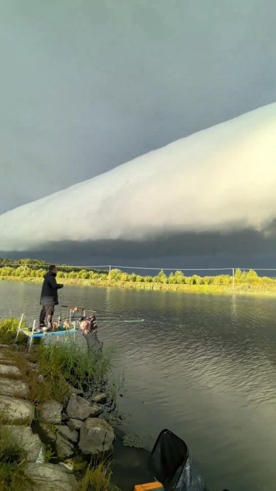 黑龙江惊现天际云墙异象 绵延无尽好比雪山压境