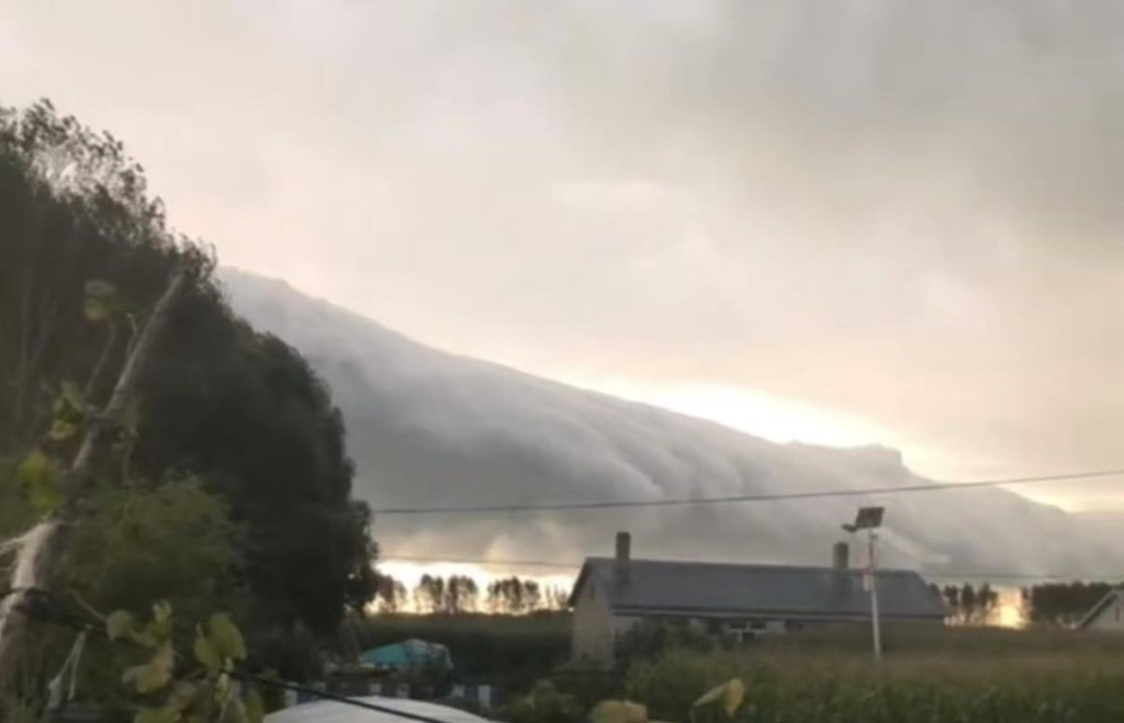 黑龙江惊现天际云墙异象 绵延无尽好比雪山压境