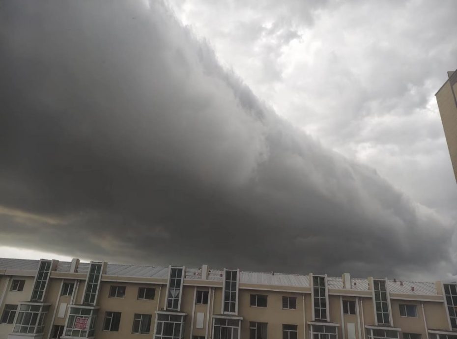 黑龙江惊现天际云墙异象 绵延无尽好比雪山压境