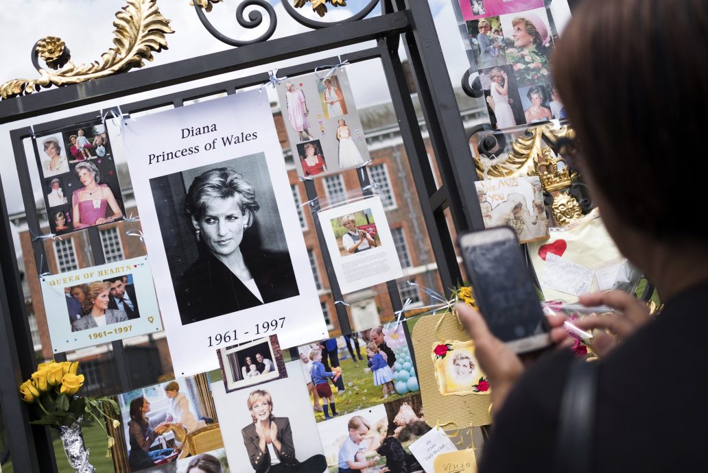 黛安娜王妃34年前埋下“时空胶囊”被挖出 物件曝光包括这张CD