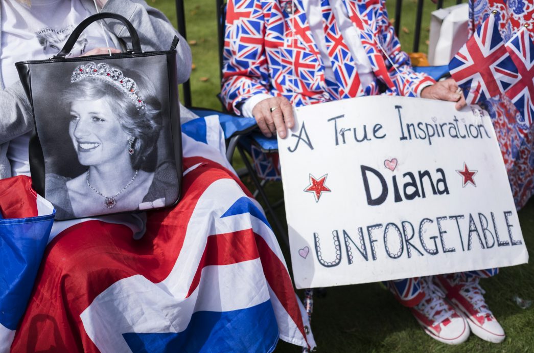 黛安娜王妃34年前埋下“时空胶囊”被挖出 物件曝光包括这张CD