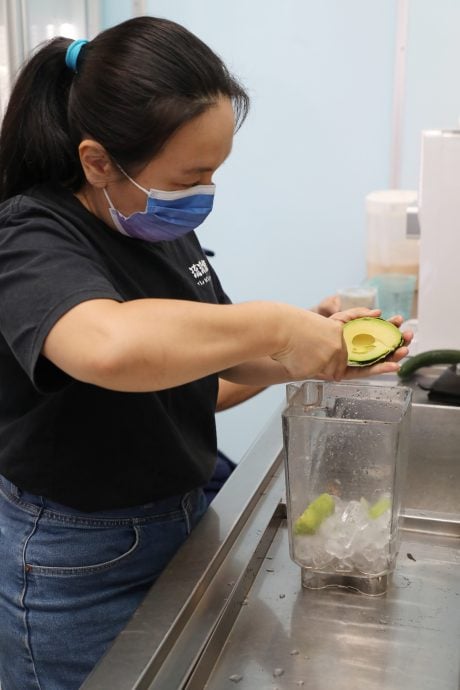 （13/9见报）吃货来啰-蔚下的鲸 蓝色新定调/12图