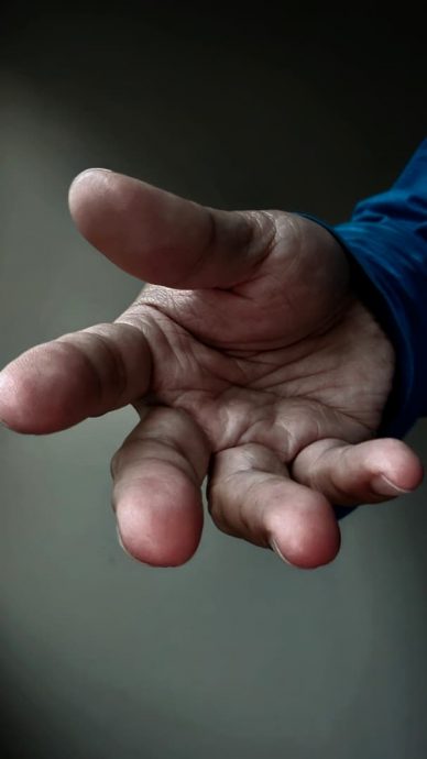 (19/9见报)亮话-国强 | 陌生人讨钱求助 你帮吗?/1图(19/9见报)亮话-国强 | 陌生人讨钱求助 你帮吗?/1图