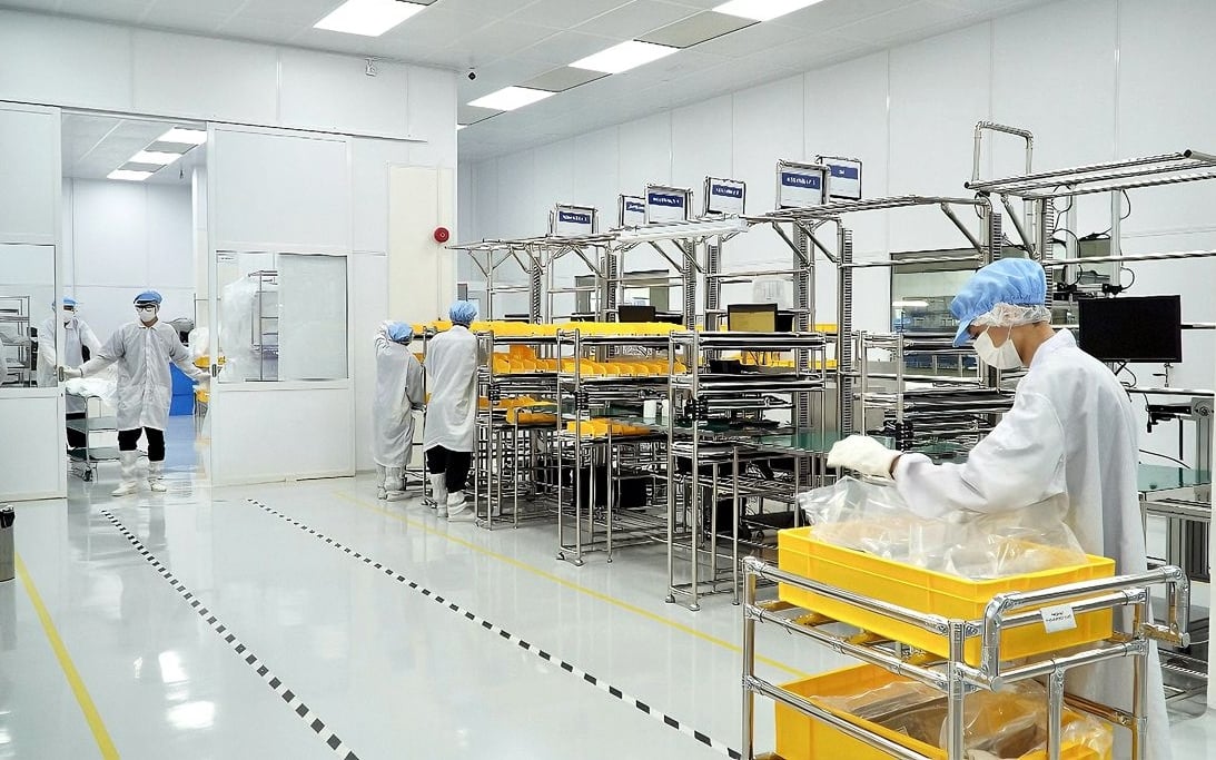 （29/9见报）企业故事│黄才荣率团队跨界转型  UWC公司因变而强