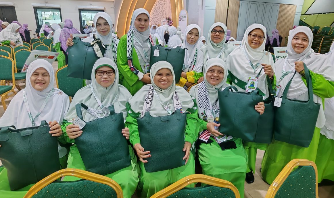 (全国版)伊党妇女组大会每名代表获一个手提包。