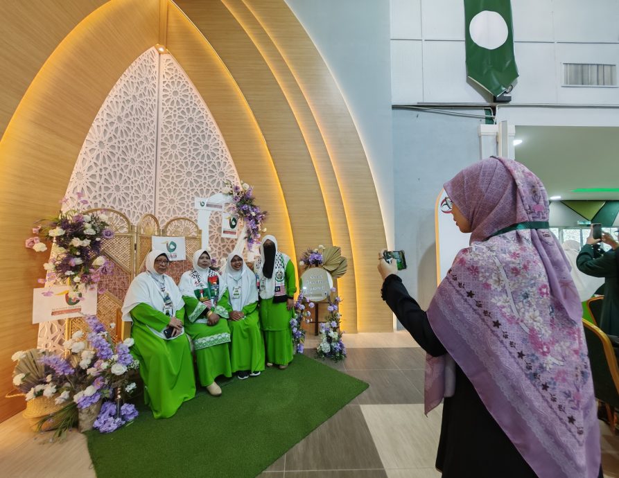 (全国版)伊党妇女组大会每名代表获一个手提包。