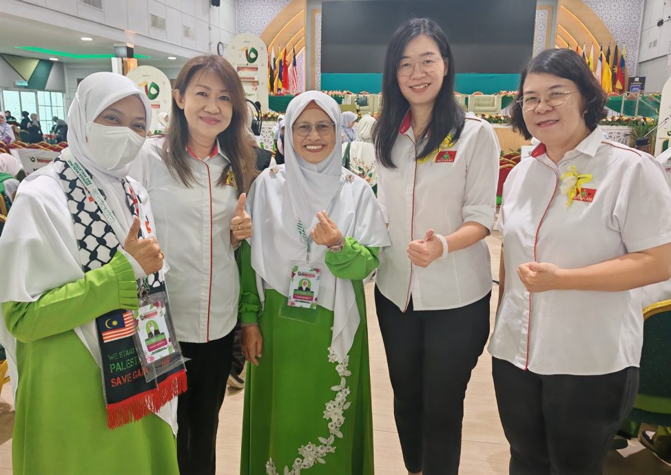 (全国版)伊党妇女组大会每名代表获一个手提包。