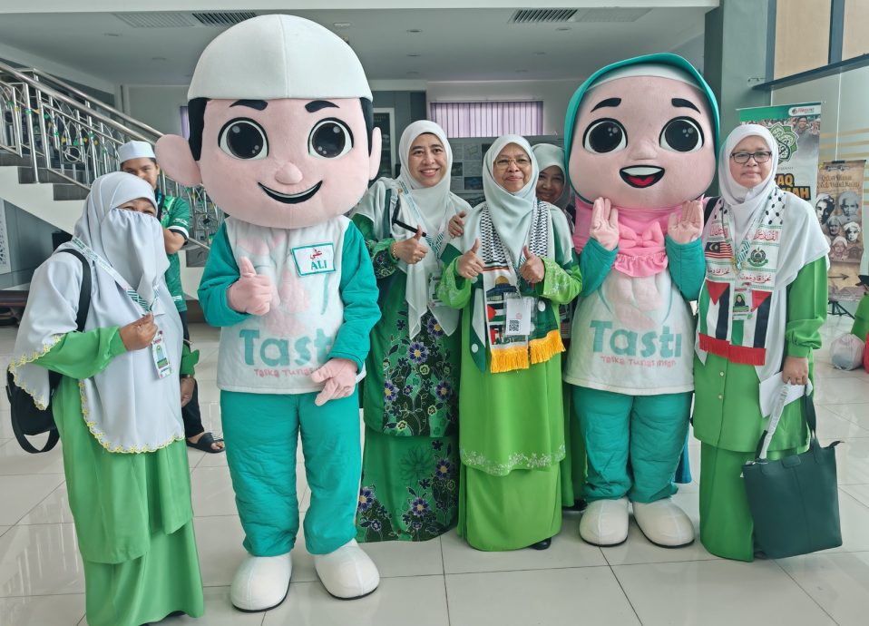 (全国版)伊党妇女组大会每名代表获一个手提包。