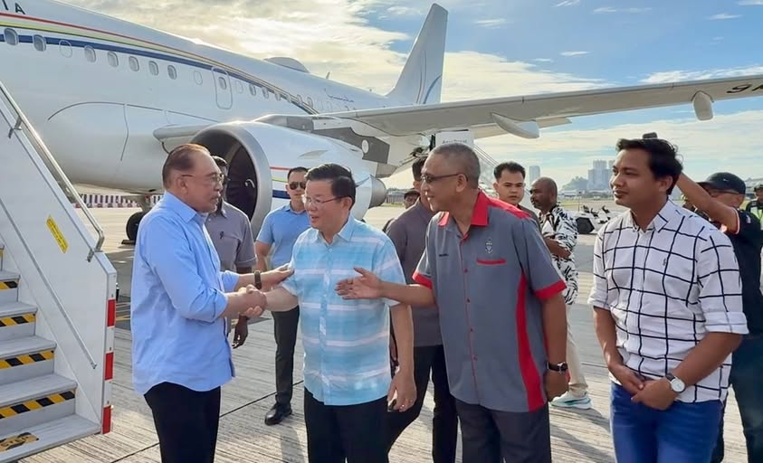 (全国版)安华抵槟出席马来西亚日庆典 曹观友亲赴机场迎接