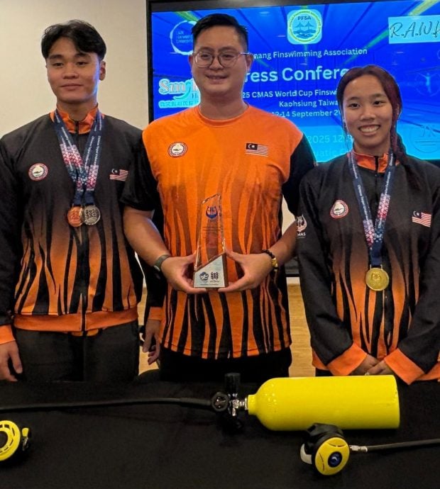 (全国版)我国蹼泳选手创纪录