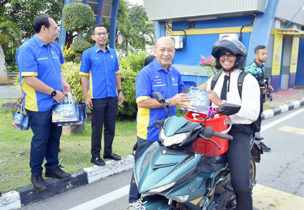 (全国版)玻马大新生为节省开支,骑8小时摩托车从雪邦到玻州报到