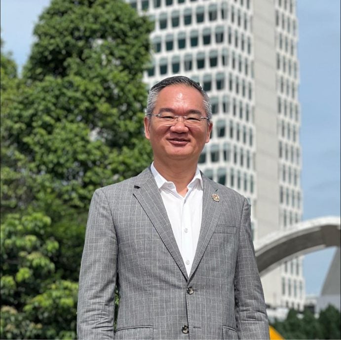 (全国版)邱培栋指上周已第一时间处理在预科班取得“大满贯”成绩没有被公立大学法律系录取的学生