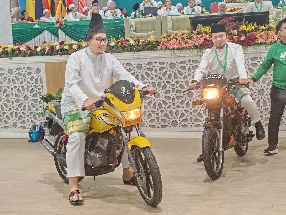 （全国版）阿夫南哈米米亲自骑着RXZ摩托车入场。