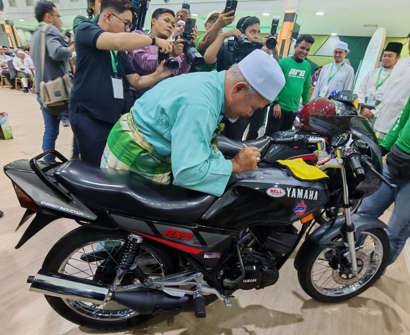 （全国版）阿夫南哈米米亲自骑着RXZ摩托车入场。