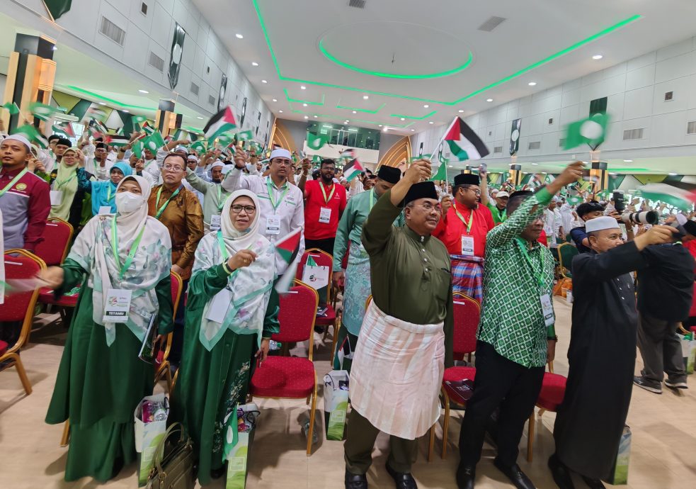 （全国版）阿夫南哈米米亲自骑着RXZ摩托车入场。