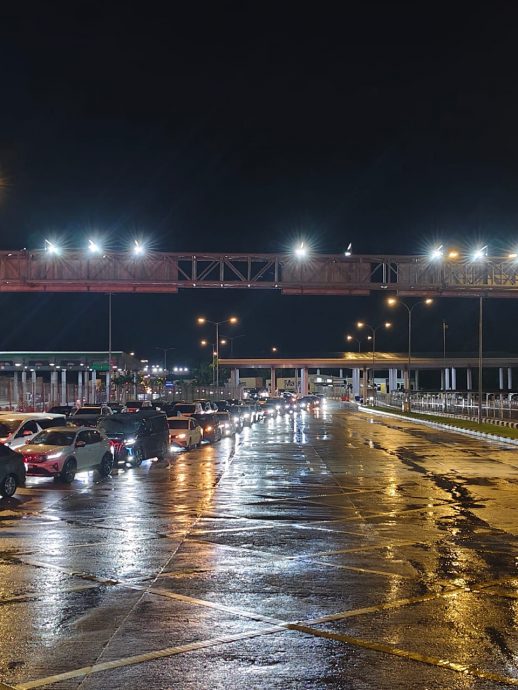 （全国）一天逾1.5万大马人从黑木山出境到泰国玩