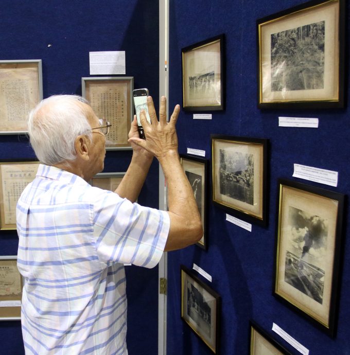 (刊期9月23日)星角摄:“日治时期史料展”巡回站走入知知港,历史影像及文字勾起回忆