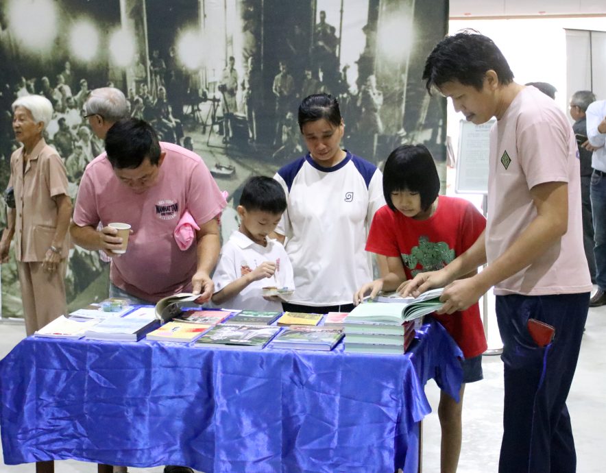 (刊期9月23日)星角摄:“日治时期史料展”巡回站走入知知港,历史影像及文字勾起回忆