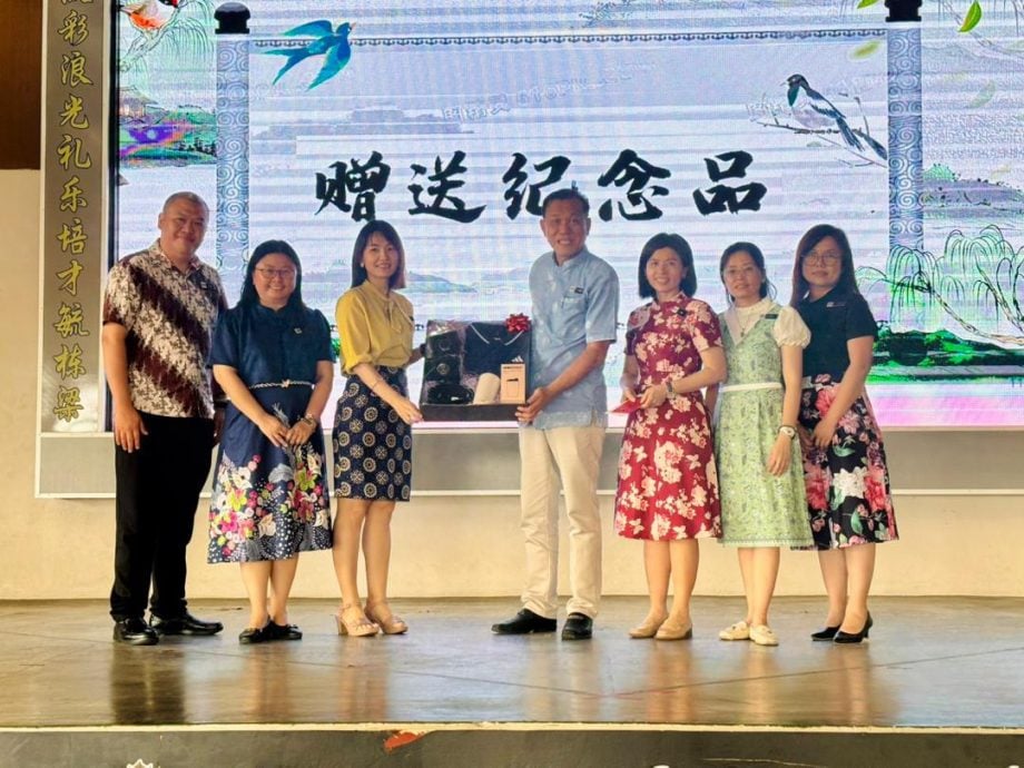 (古城版)武吉波浪华小欢送李勤烈校长调任