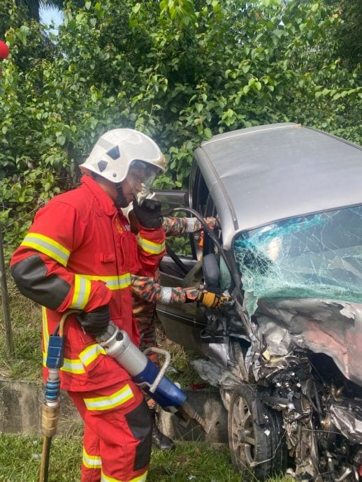 （古城版）消拯人员救出夹在车内的伤者