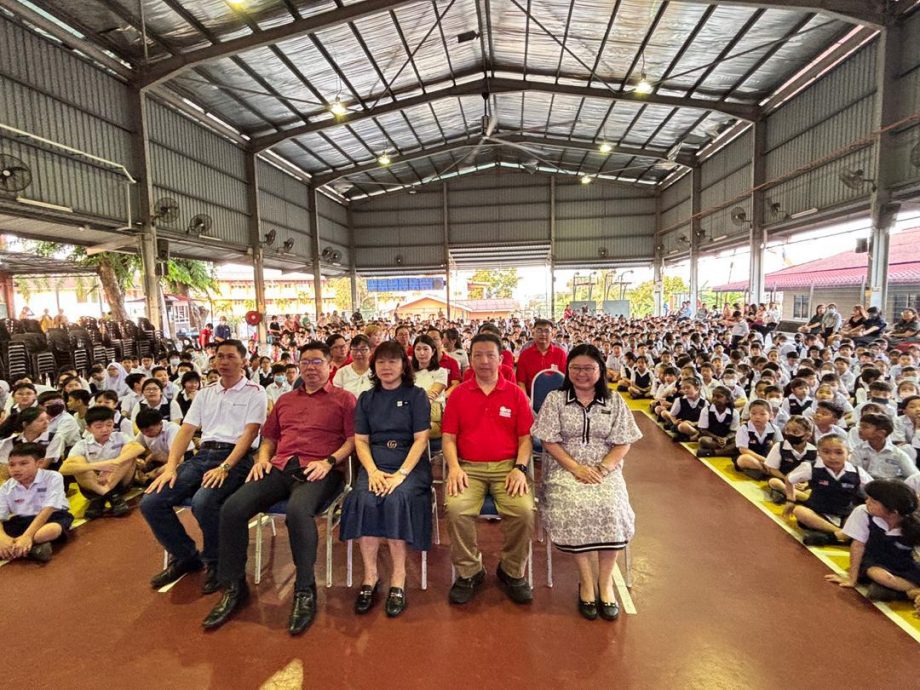 （古城第8版主文）武吉波浪华小欢迎戴美蒂校长上任