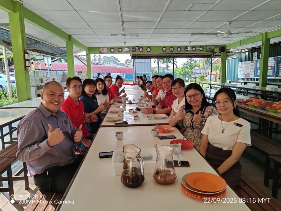 （古城第8版主文）武吉波浪华小欢迎戴美蒂校长上任