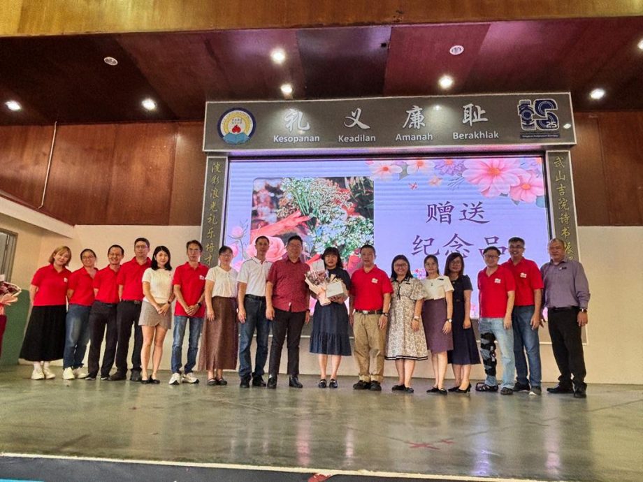 （古城第8版主文）武吉波浪华小欢迎戴美蒂校长上任