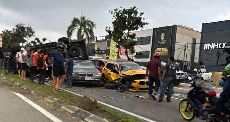 （古城第七版主文）皮卡车司机疑酒驾，清晨冲破分界堤直飞反方向车道