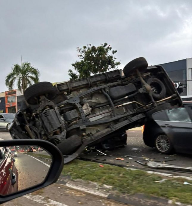 （古城第七版主文）皮卡车司机疑酒驾，清晨冲破分界堤直飞反方向车道