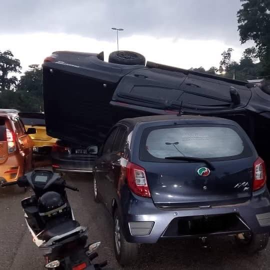 （古城第七版主文）皮卡车司机疑酒驾，清晨冲破分界堤直飞反方向车道